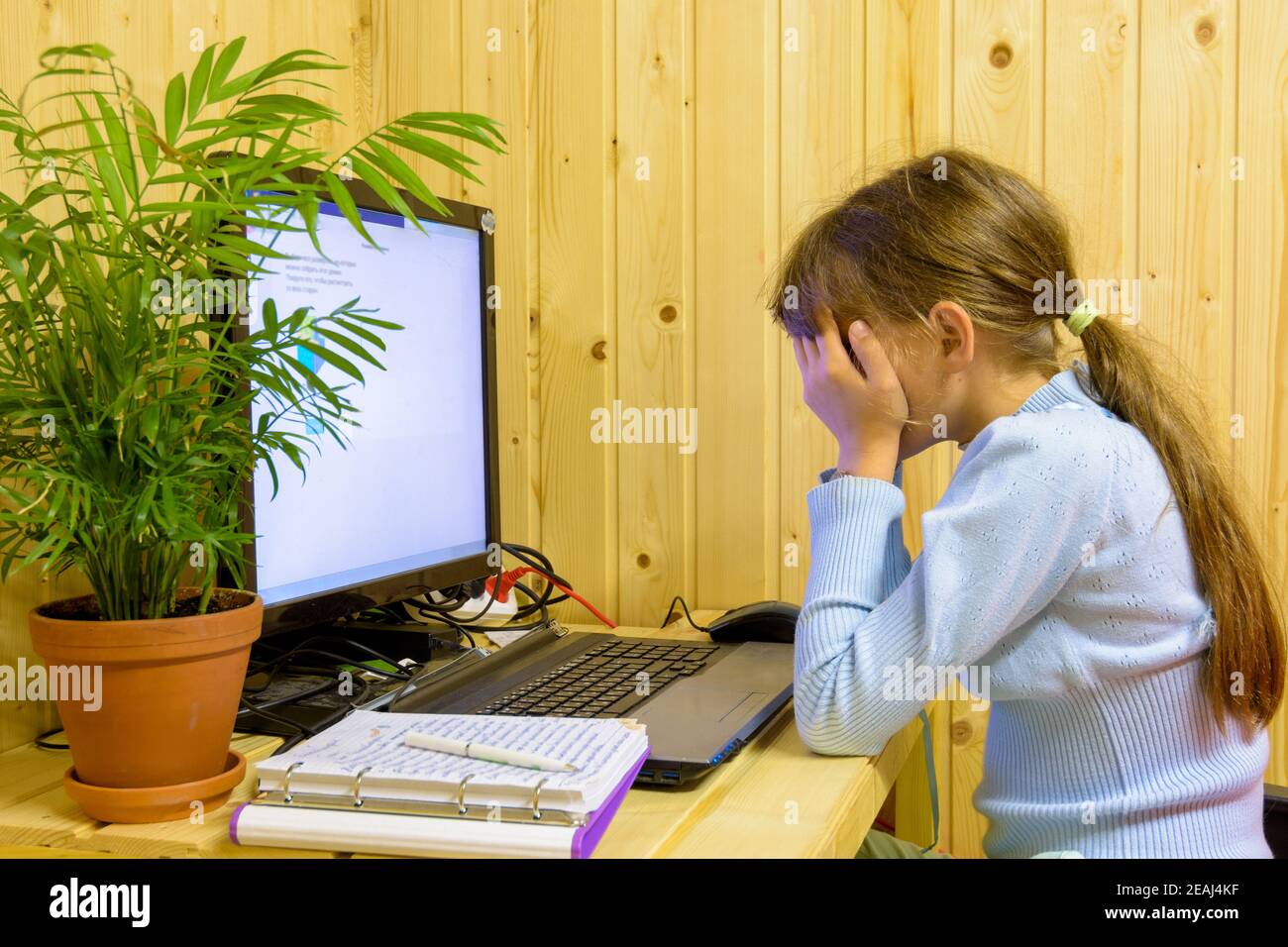 La ragazza chiuse gli occhi dalla fatica della distanza apprendimento Foto Stock