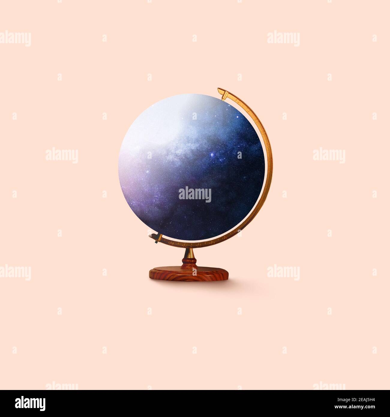 Globo in viola e blu isolato su sfondo. Collage con cosmo e tema astronomico. Spazio negativo per inserire il testo. Design moderno. Collage d'arte contemporaneo e colorato e concettuale. Foto Stock