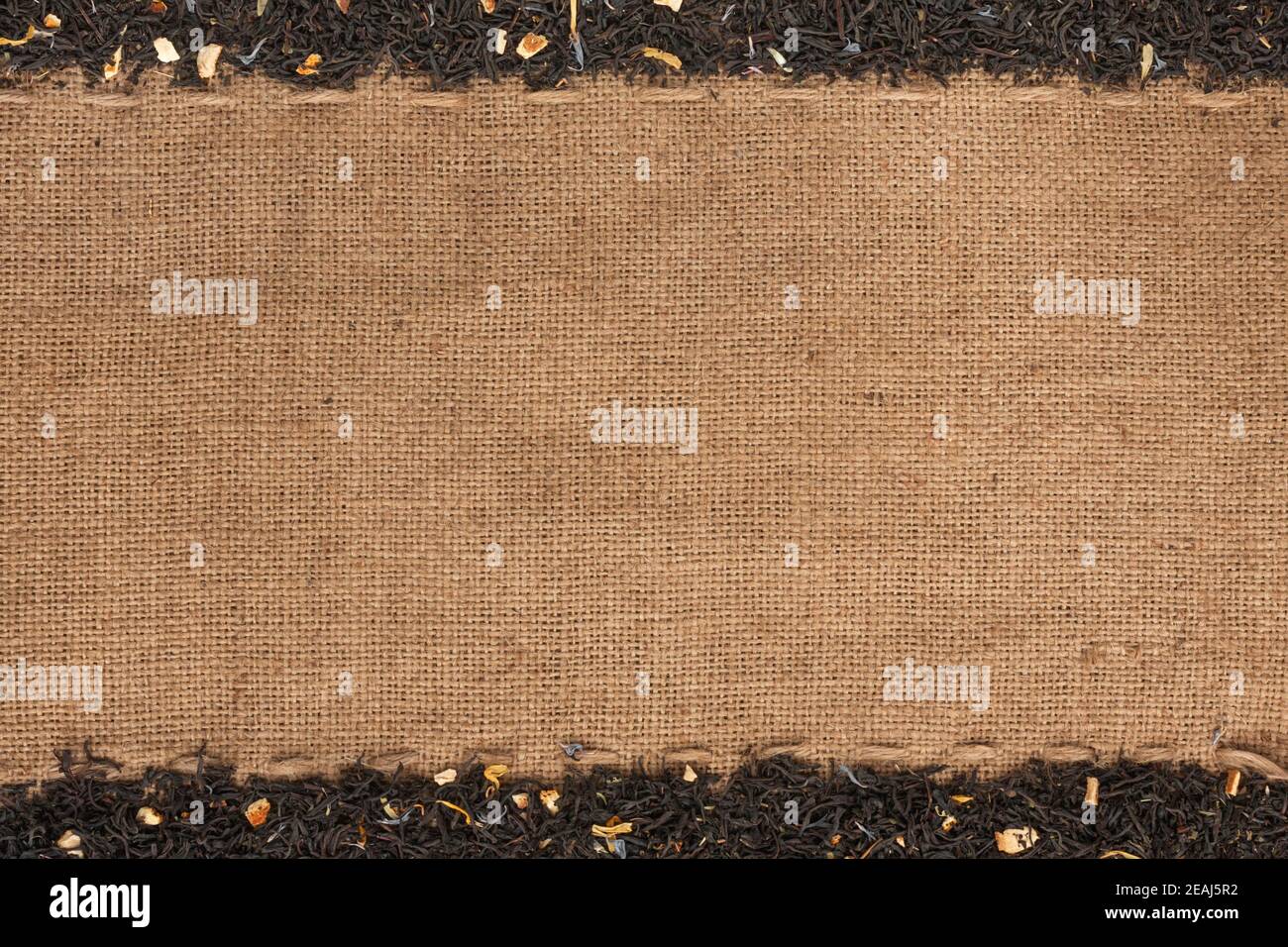 Tè nero sdraiato su sackcloth Foto Stock