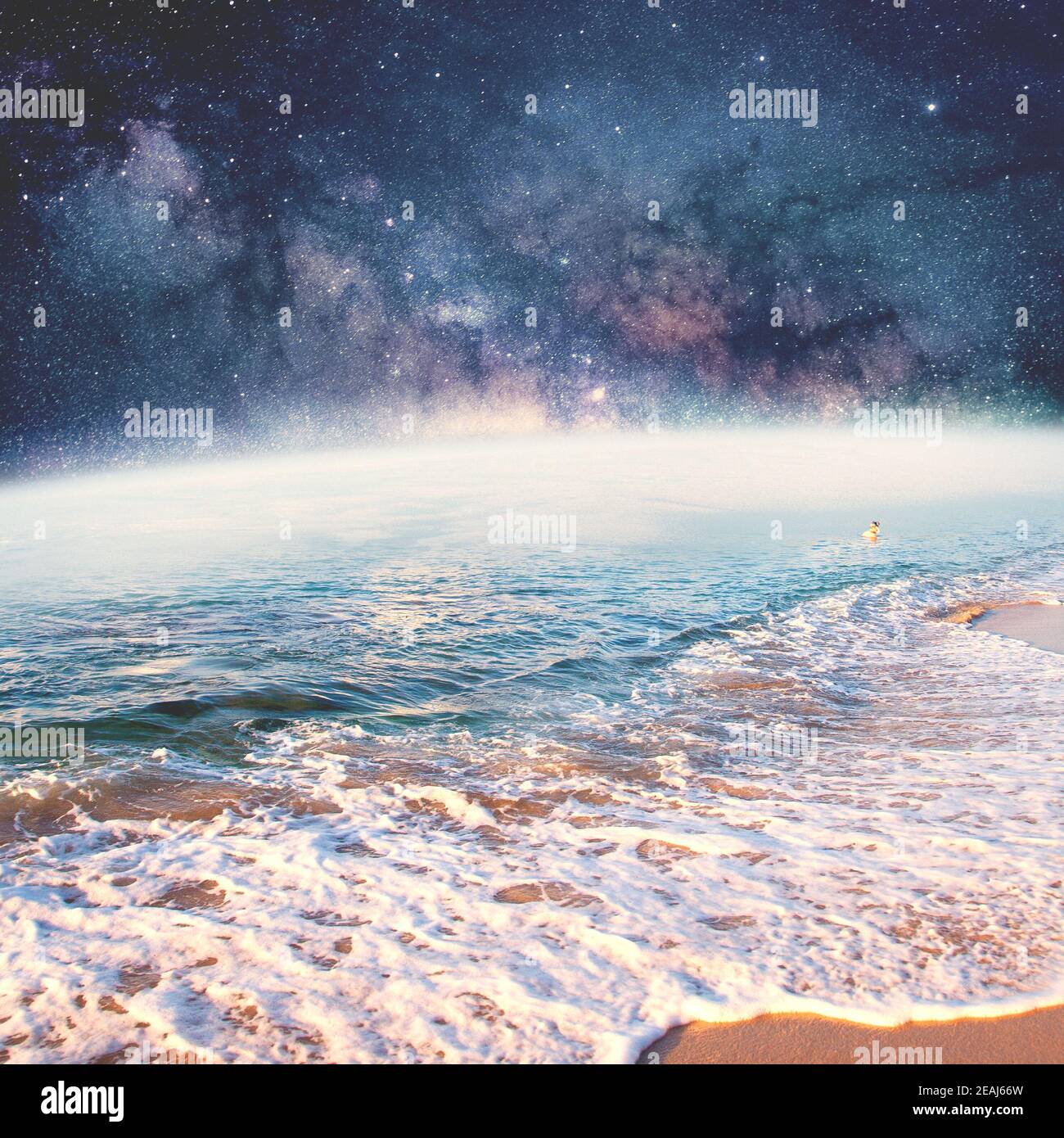 Superficie del pianeta come il mare con stelle sullo sfondo. Collage con cosmo e tema astronomico. Spazio negativo per inserire il testo. Design moderno. Collage d'arte contemporaneo e colorato e concettuale. Foto Stock