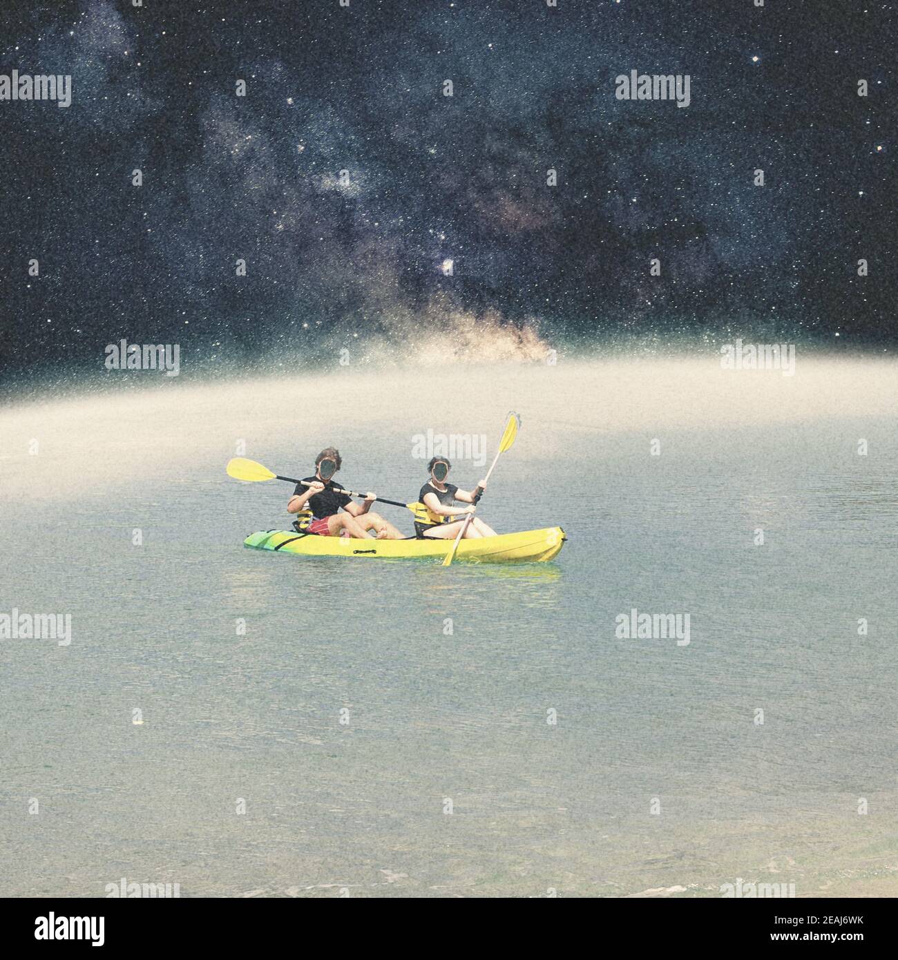 Persone che nuotano sul pianeta con stelle sullo sfondo. Collage con cosmo e tema astronomico. Spazio negativo per inserire il testo. Design moderno. Collage d'arte contemporaneo e colorato e concettuale. Foto Stock