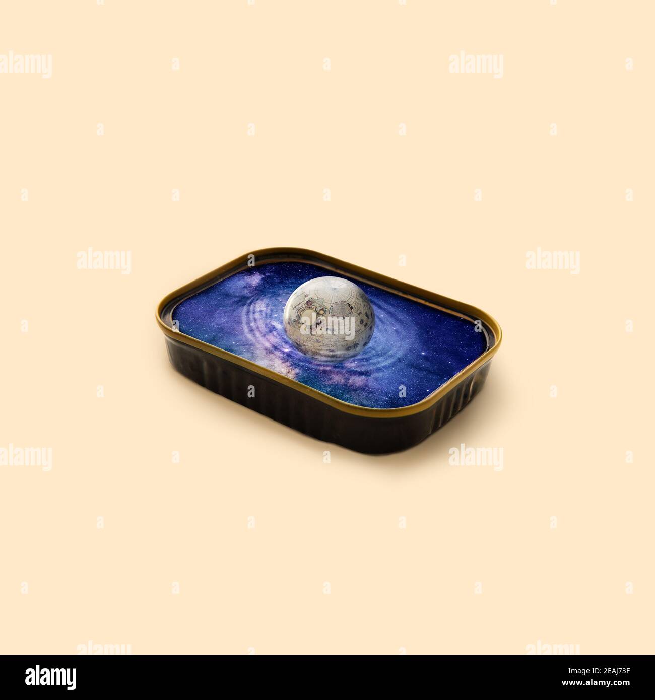 Il cibo può essere riempito con stelle e sfondo del pianeta. Collage con cosmo e tema astronomico. Spazio negativo per inserire il testo. Design moderno. Collage d'arte contemporaneo e colorato e concettuale. Foto Stock