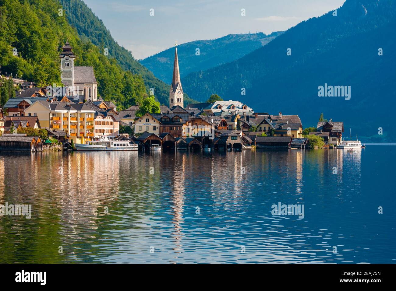 Hallstatt, villaggio di montagna nelle Alpi austriache, Austria Foto Stock