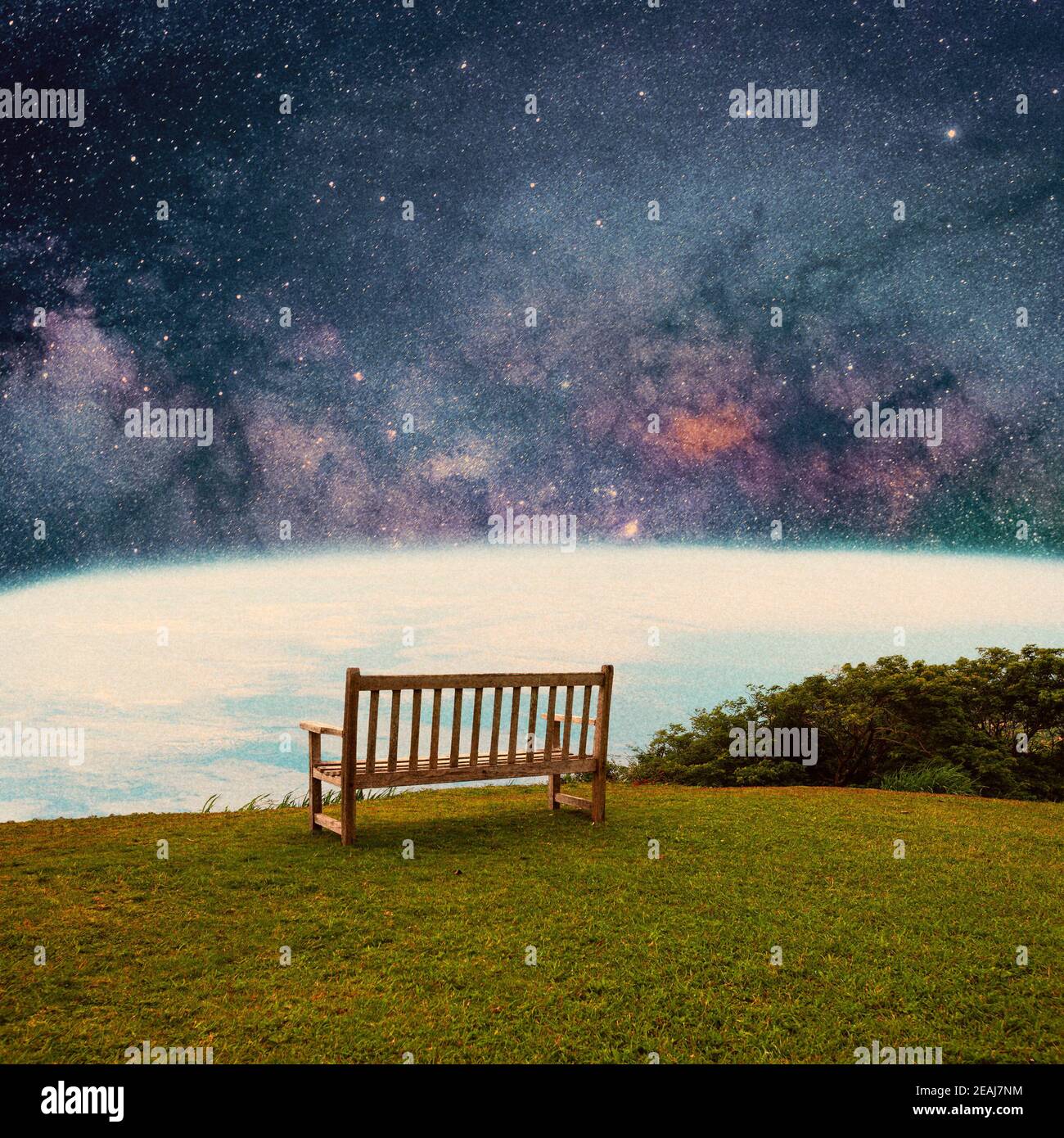 Vista del pianeta come sul lungofiume sul cortile della casa. Collage con cosmo e tema astronomico. Spazio negativo per inserire il testo. Design moderno. Collage d'arte contemporaneo e colorato e concettuale. Foto Stock