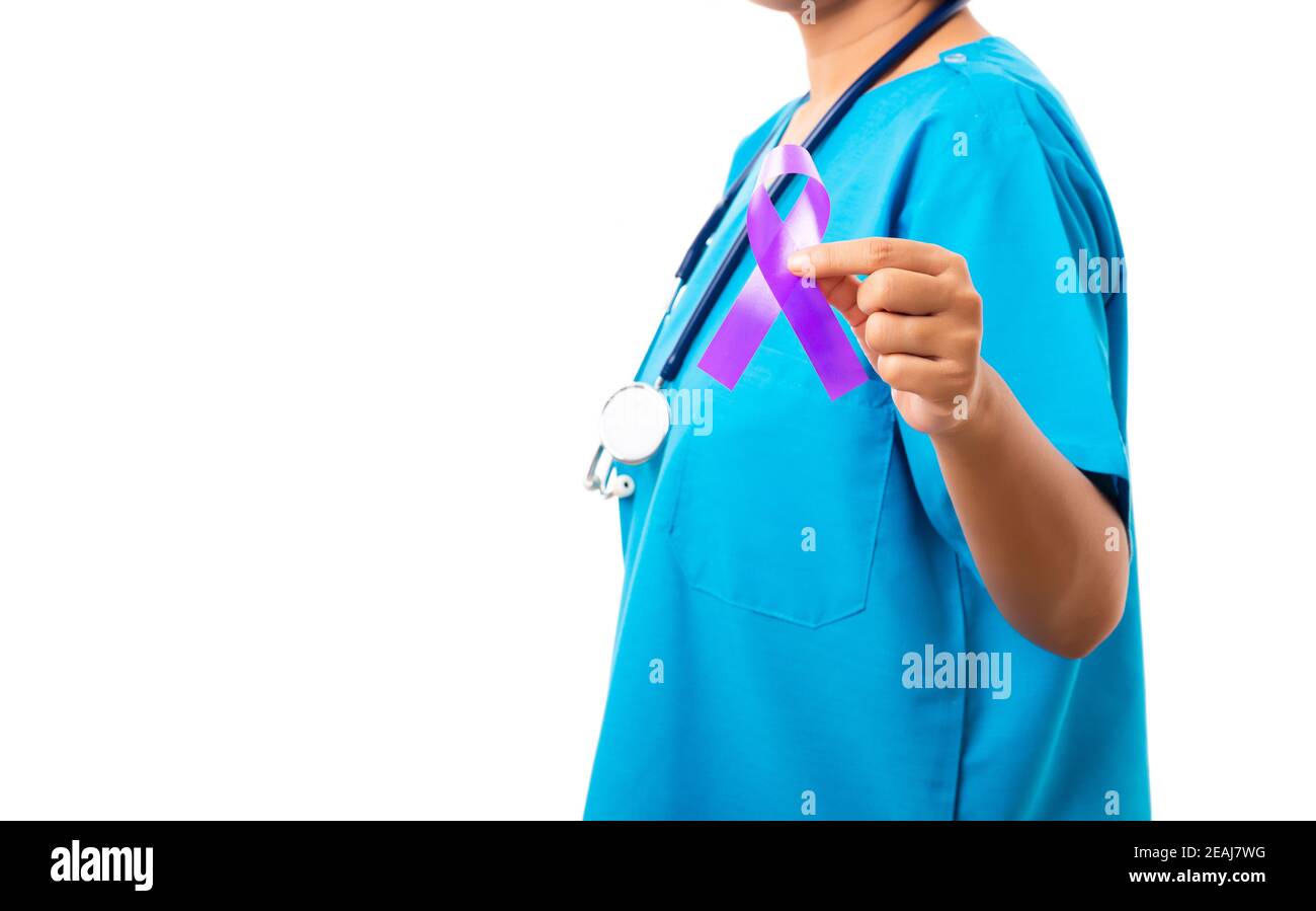 donna medico uniforme blu tenere nastro viola a portata di mano Foto Stock