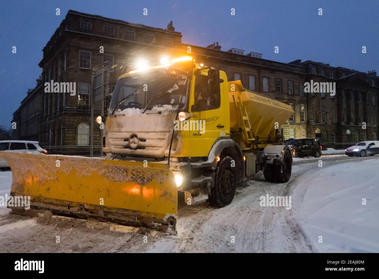 Edimburgo, Scozia, Regno Unito. 10 febbraio 2021. A causa di una forte nevicata, il centro di Edimburgo è stato fermato questa mattina. Un aratro da neve è visto in azione nel centro di Edimburgo. Credit: Lorenzo Dalberto/Alamy Live News Foto Stock