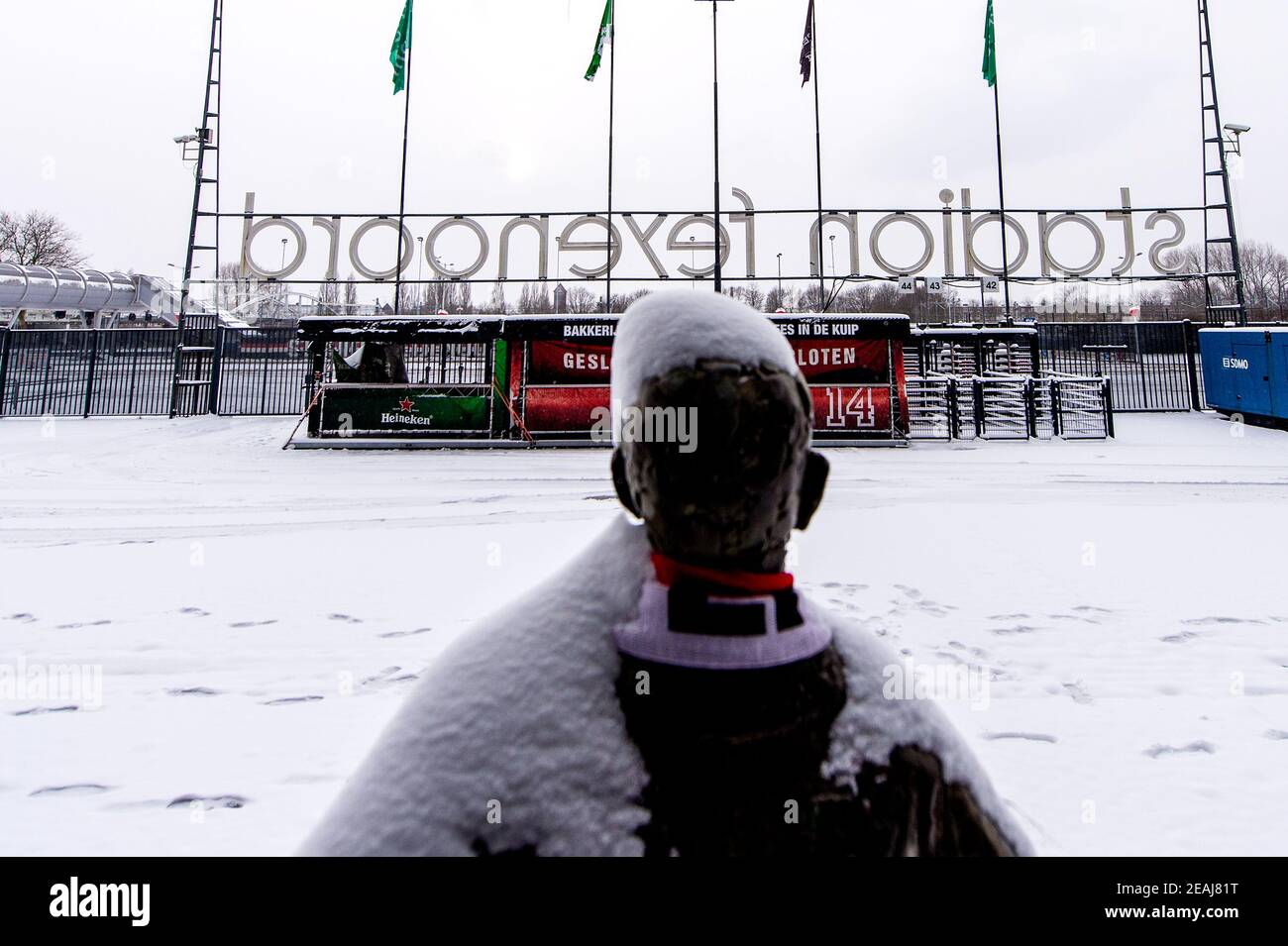 ROTTERDAM, PAESI BASSI - 8 FEBBRAIO: Feyenoord Stadium De Kuip sotto uno strato di neve l'8 febbraio 2021 a Rotterdam, Paesi Bassi (Foto di Yannick V Foto Stock