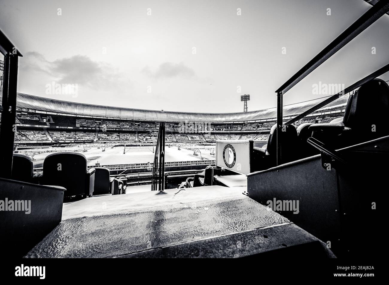 ROTTERDAM, PAESI BASSI - 8 FEBBRAIO: Feyenoord Stadium De Kuip sotto uno strato di neve l'8 febbraio 2021 a Rotterdam, Paesi Bassi (Foto di Yannick V Foto Stock