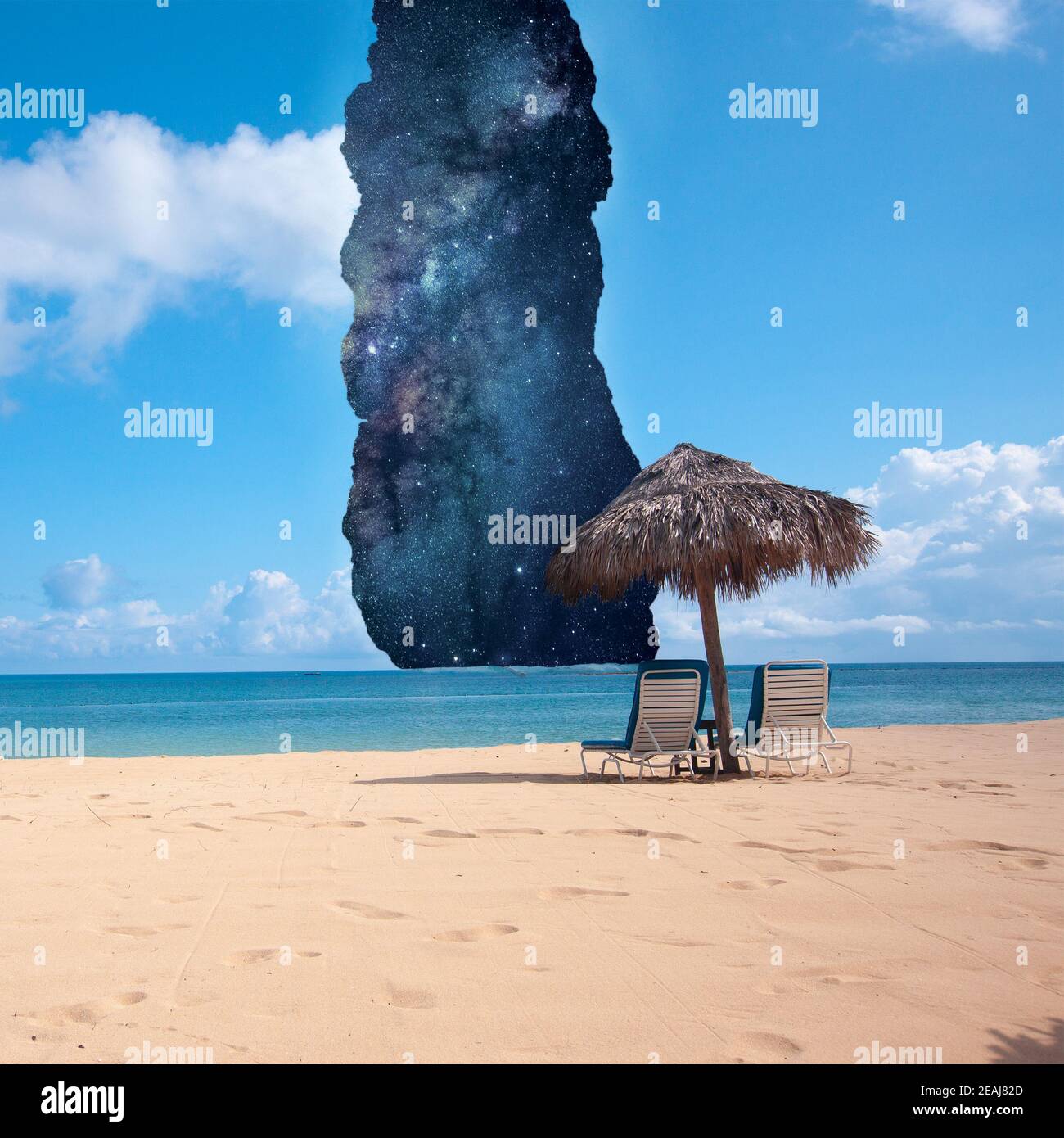 Mare in località con pietra di polvere di stelle. Collage con cosmo e tema astronomico. Spazio negativo per inserire il testo. Design moderno. Collage d'arte contemporaneo e colorato e concettuale. Foto Stock