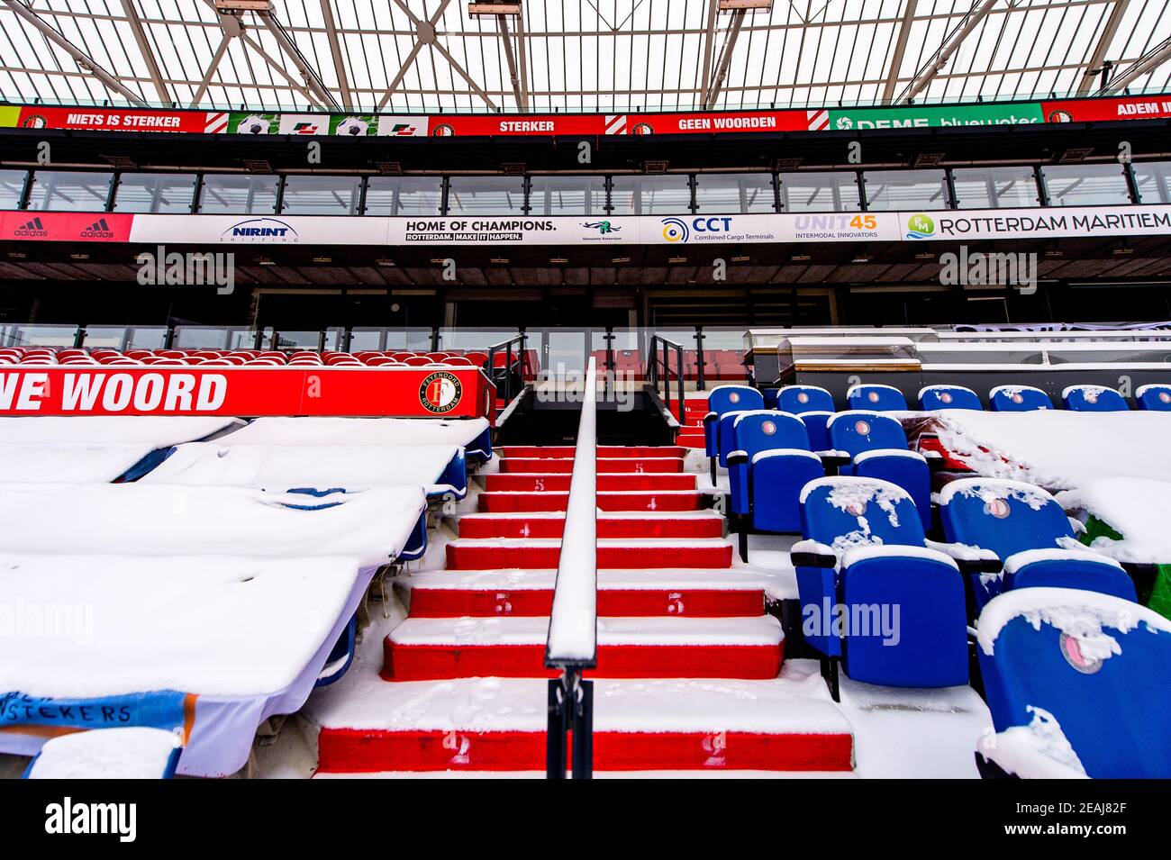 ROTTERDAM, PAESI BASSI - 8 FEBBRAIO: Feyenoord Stadium De Kuip sotto uno strato di neve l'8 febbraio 2021 a Rotterdam, Paesi Bassi (Foto di Yannick V Foto Stock