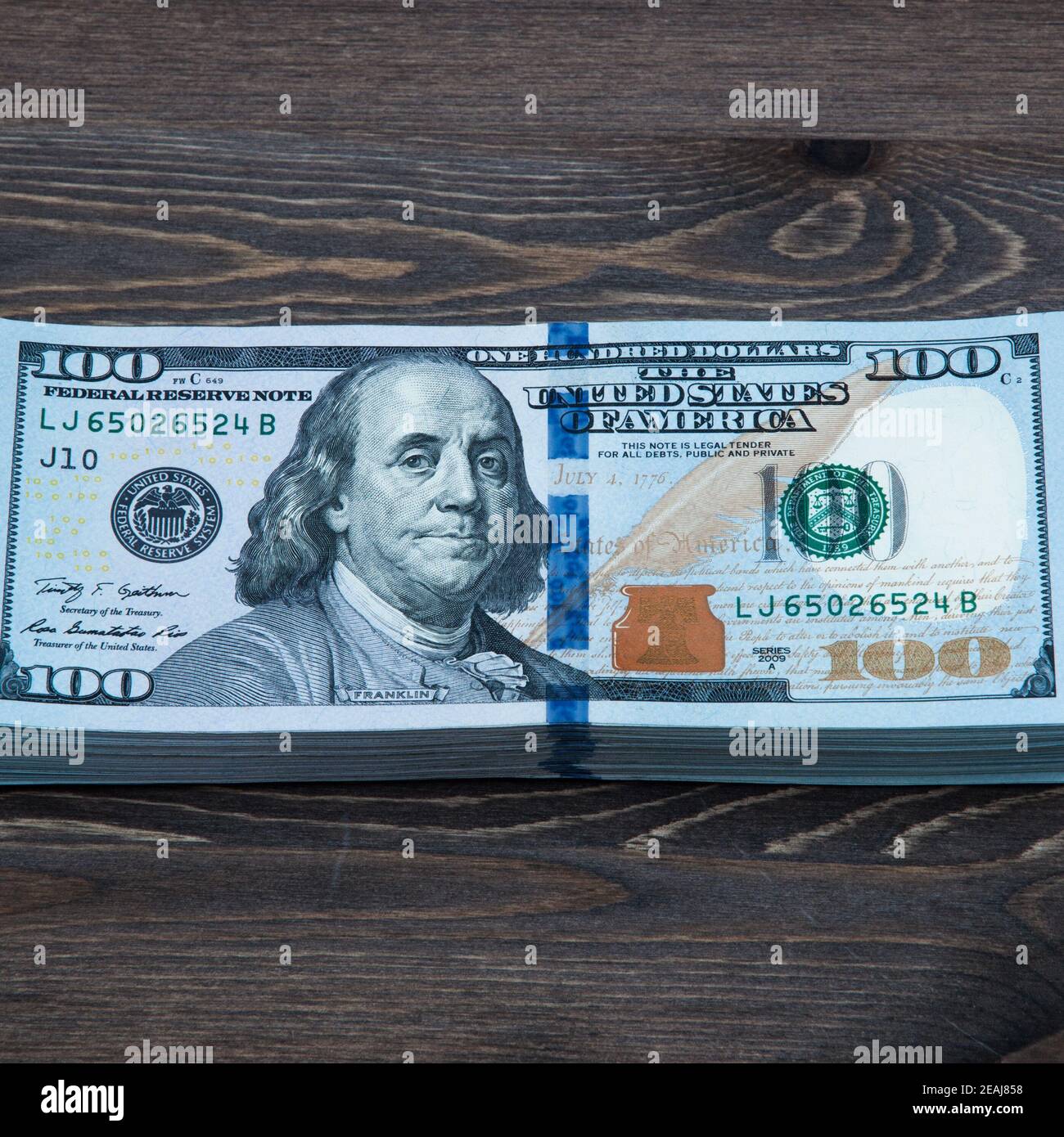 Dollaro di banconote sono giacenti a sfondo di legno. Foto Stock