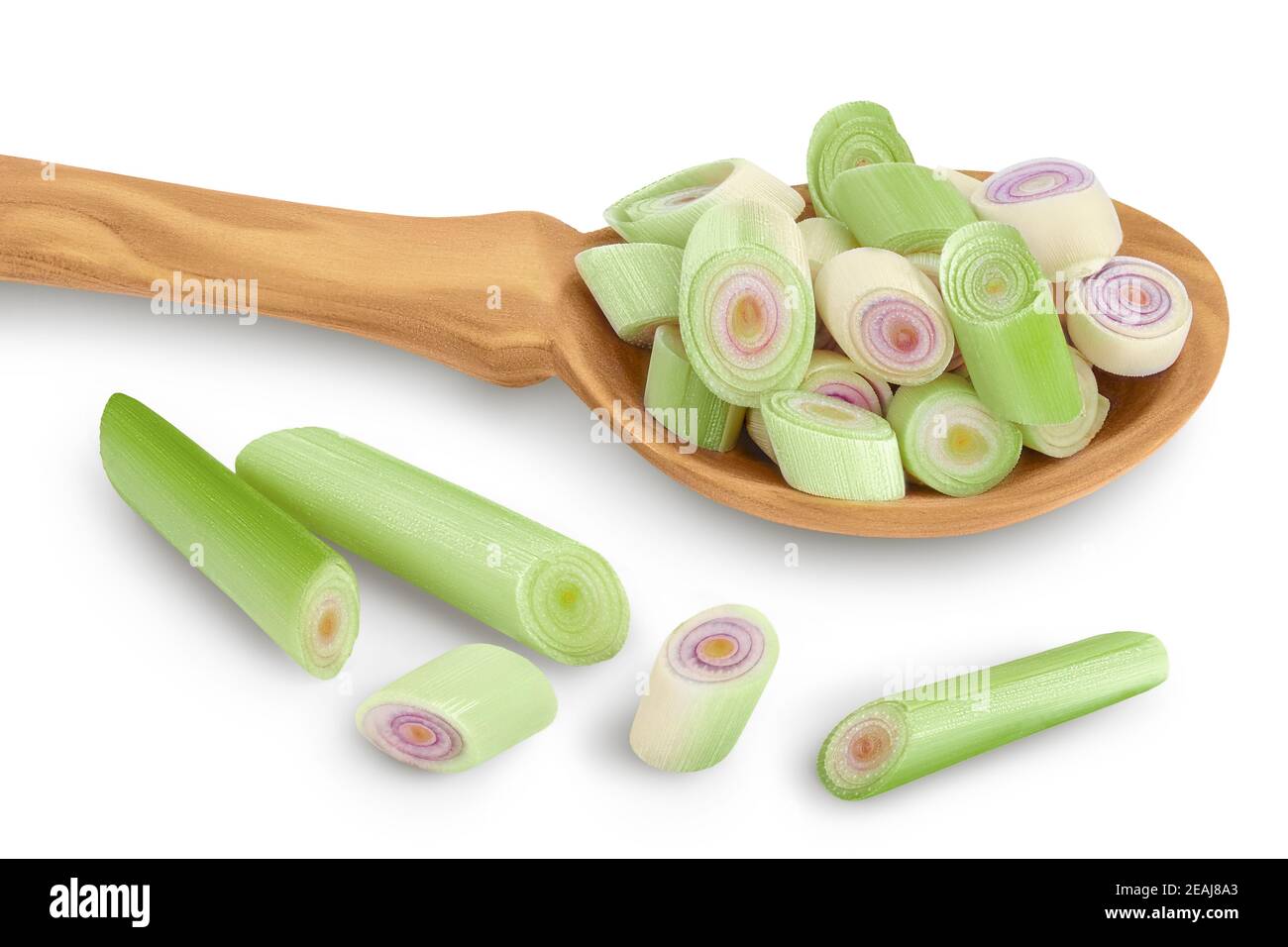 Fette fresche di citronella in cucchiaio di legno isolato su sfondo bianco con percorso di ritaglio e profondità di campo completa. Foto Stock Fette fresche di citronella in cucchiaio di legno isolato su sfondo bianco con percorso di ritaglio e profondità di campo completa. Foto Stock