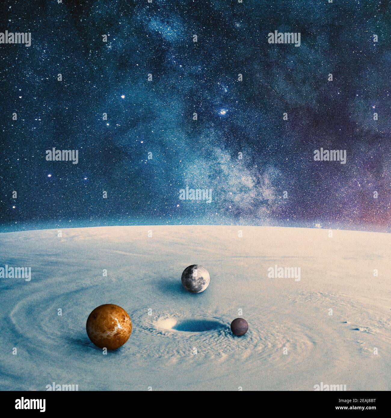 Superficie del pianeta con pianeti arrotondati in essa. Collage con cosmo e tema astronomico. Spazio negativo per inserire il testo. Design moderno. Collage d'arte contemporaneo e colorato e concettuale. Foto Stock