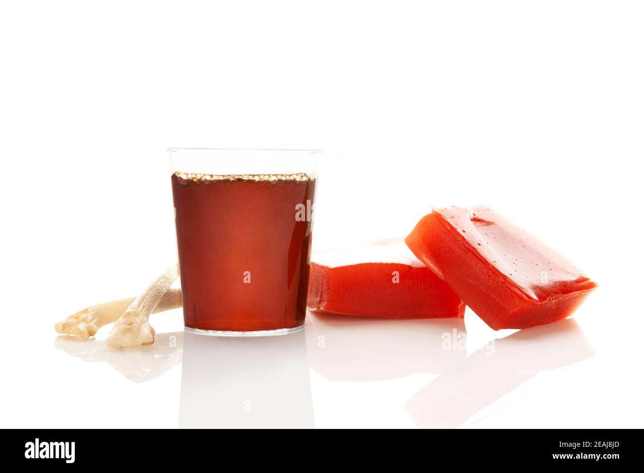 Collagene bevanda e gelatina isolato su sfondo bianco Foto stock - Alamy