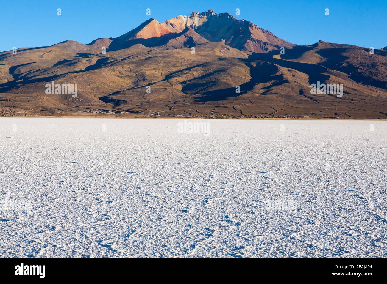 Vista su Salar de Uyuni, Cerro Tunupa Foto Stock