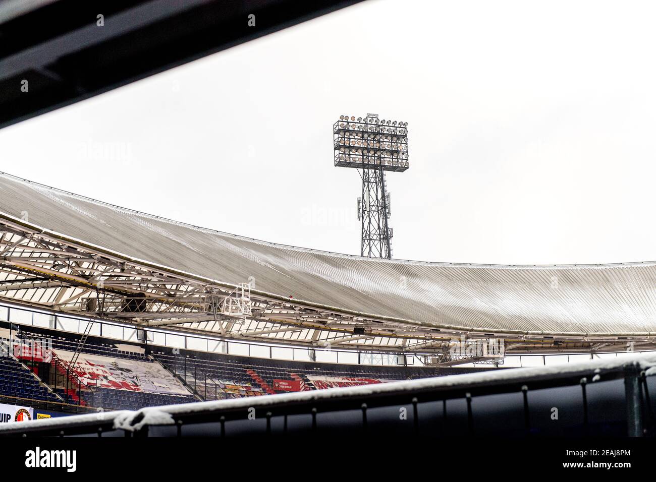 ROTTERDAM, PAESI BASSI - 8 FEBBRAIO: Feyenoord Stadium De Kuip sotto uno strato di neve l'8 febbraio 2021 a Rotterdam, Paesi Bassi (Foto di Yannick V Foto Stock