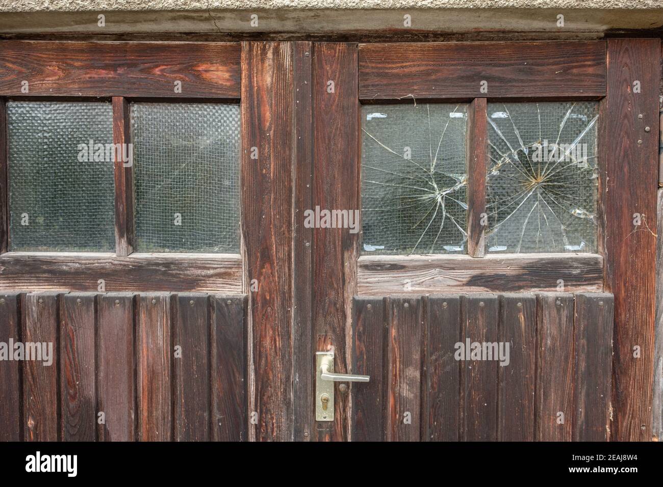 Porta in legno con vetro rotto Foto Stock