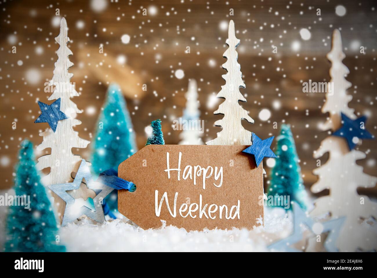 Alberi di Natale, fiocchi di neve, sfondo di legno, etichetta, testo Happy Weekend Foto Stock