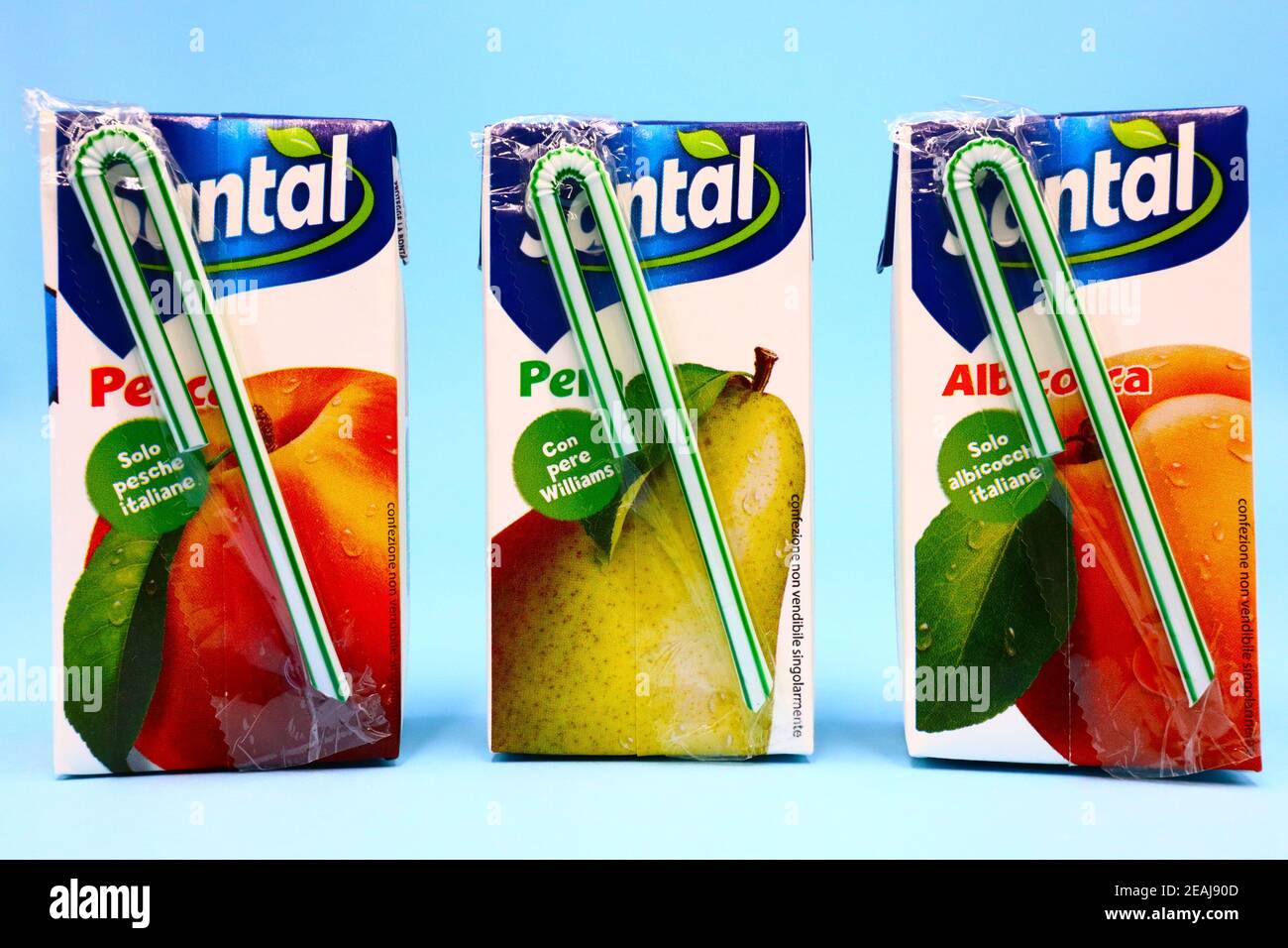 Succo di frutta Santal. Santal è una marca di succhi e nettari di Parmalat,  Gruppo Lactalis Foto stock - Alamy