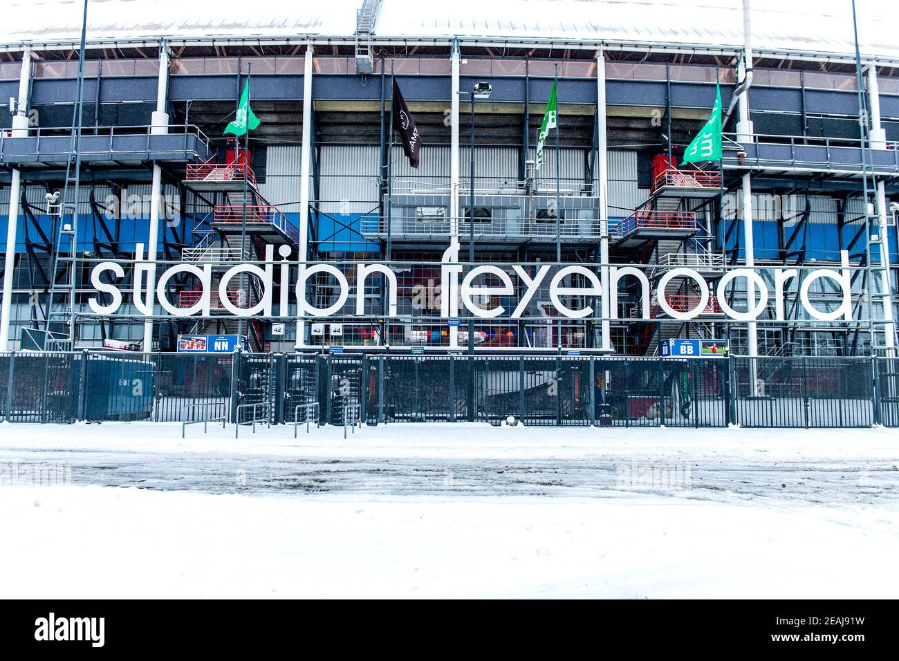 ROTTERDAM, PAESI BASSI - 8 FEBBRAIO: Feyenoord Stadium De Kuip sotto uno strato di neve l'8 febbraio 2021 a Rotterdam, Paesi Bassi (Foto di Yannick V Foto Stock