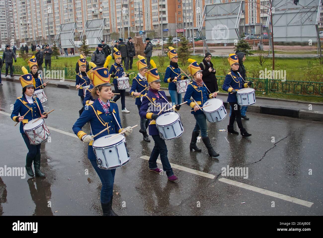 04.11.2010 Russia, Mosca: marcia annuale dei nazionalisti russi a Mosca (marzo russo). Ragazze batterista. Foto Stock