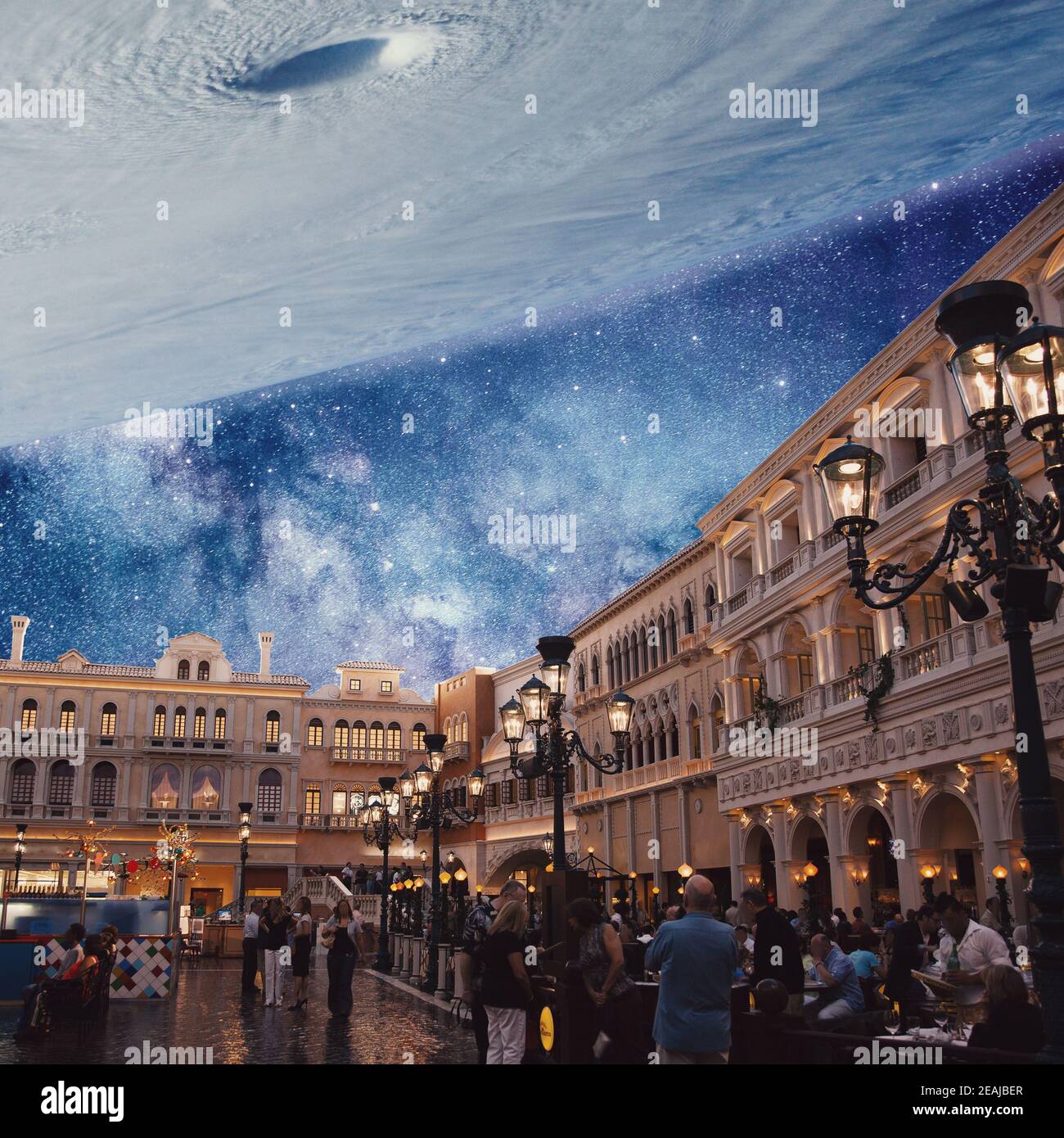 Città moderna con spazio esterno invece del cielo. Collage con cosmo e tema astronomico. Spazio negativo per inserire il testo. Design moderno. Collage d'arte contemporaneo e colorato e concettuale. Foto Stock