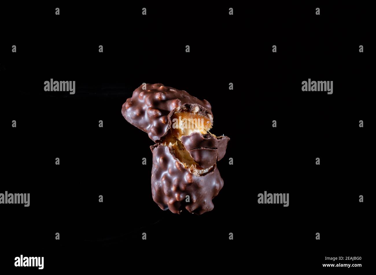 Vista laterale di una barretta di cioccolato. Barretta di cioccolato con caramello. Caramella al cioccolato. Vista laterale. Foto Stock