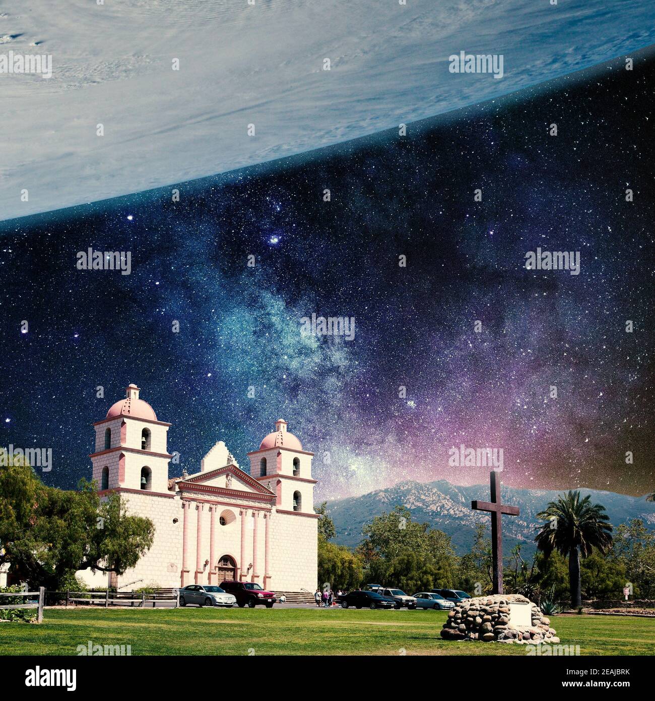 Città moderna con spazio esterno invece del cielo. Collage con cosmo e tema astronomico. Spazio negativo per inserire il testo. Design moderno. Collage d'arte contemporaneo e colorato e concettuale. Foto Stock