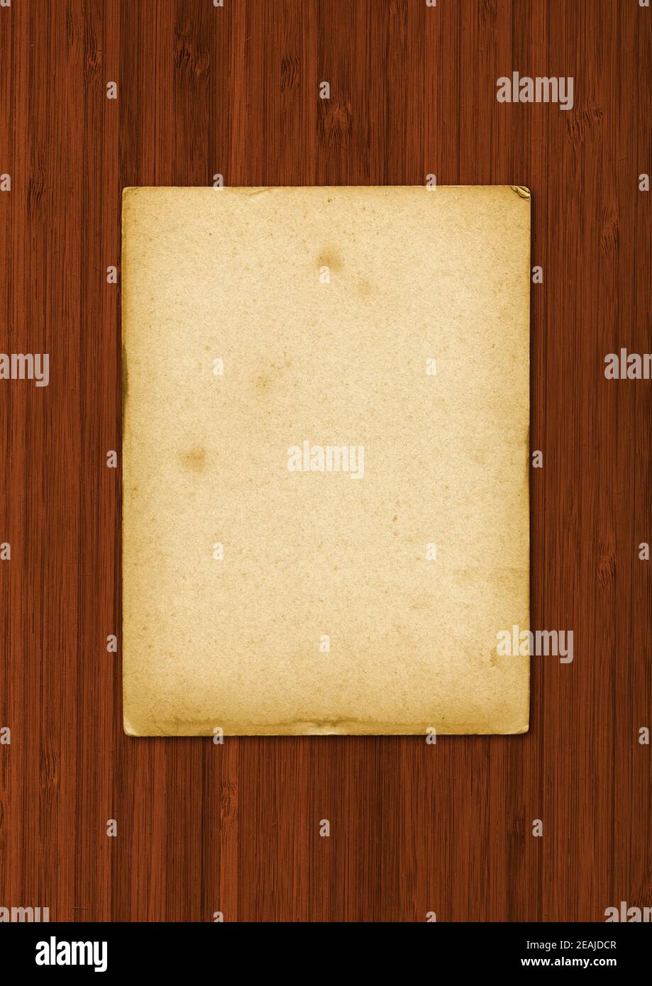 Carta pergamena vecchia tessitura isolata su sfondo di legno Foto Stock