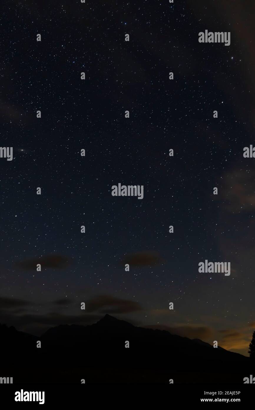 Cielo notturno con Krivan, Alta Tatra, Slovacchia Foto Stock