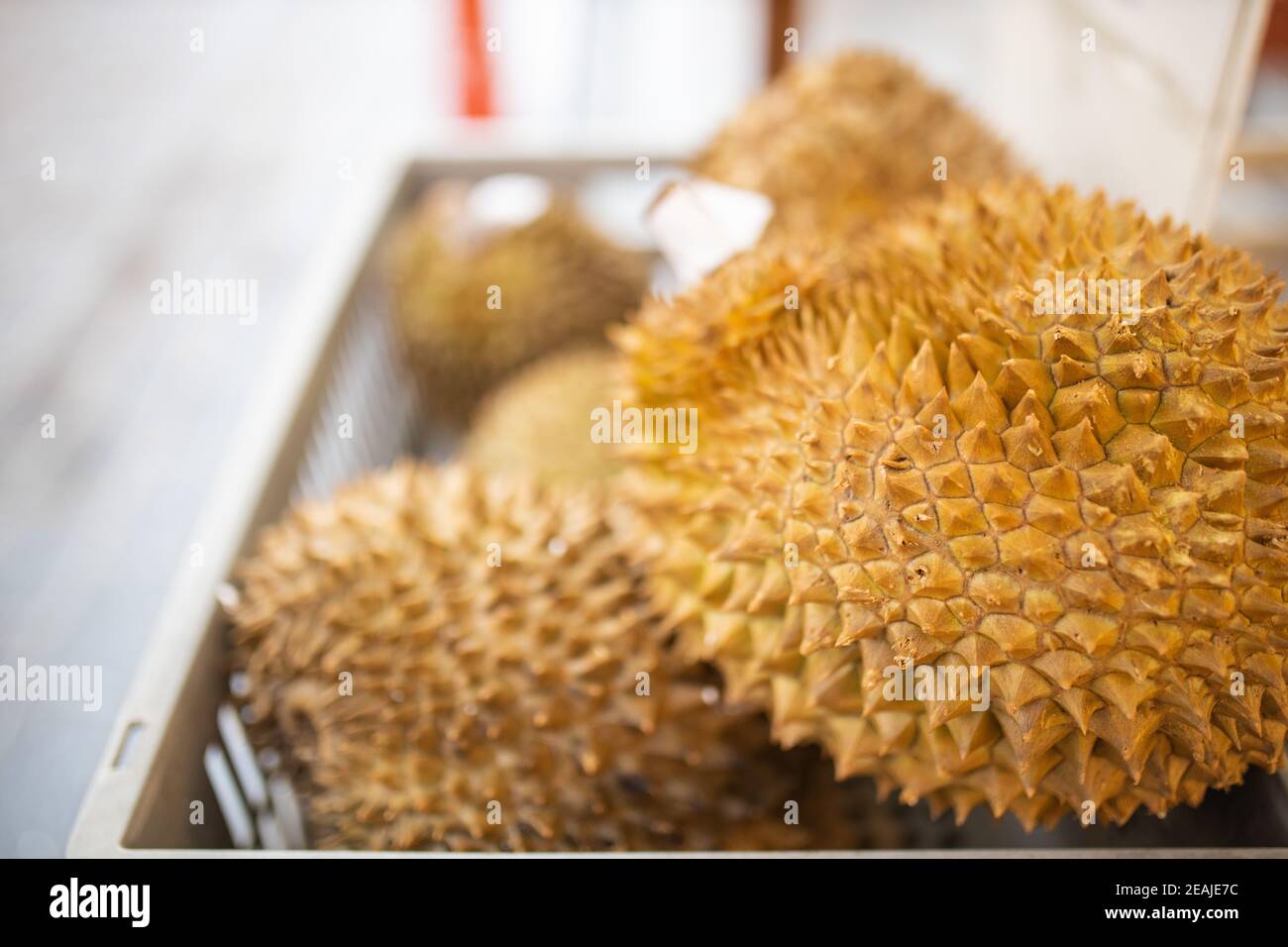 Spasino e frutti gialli chiamati durian in un cestino sopra la strada Foto Stock