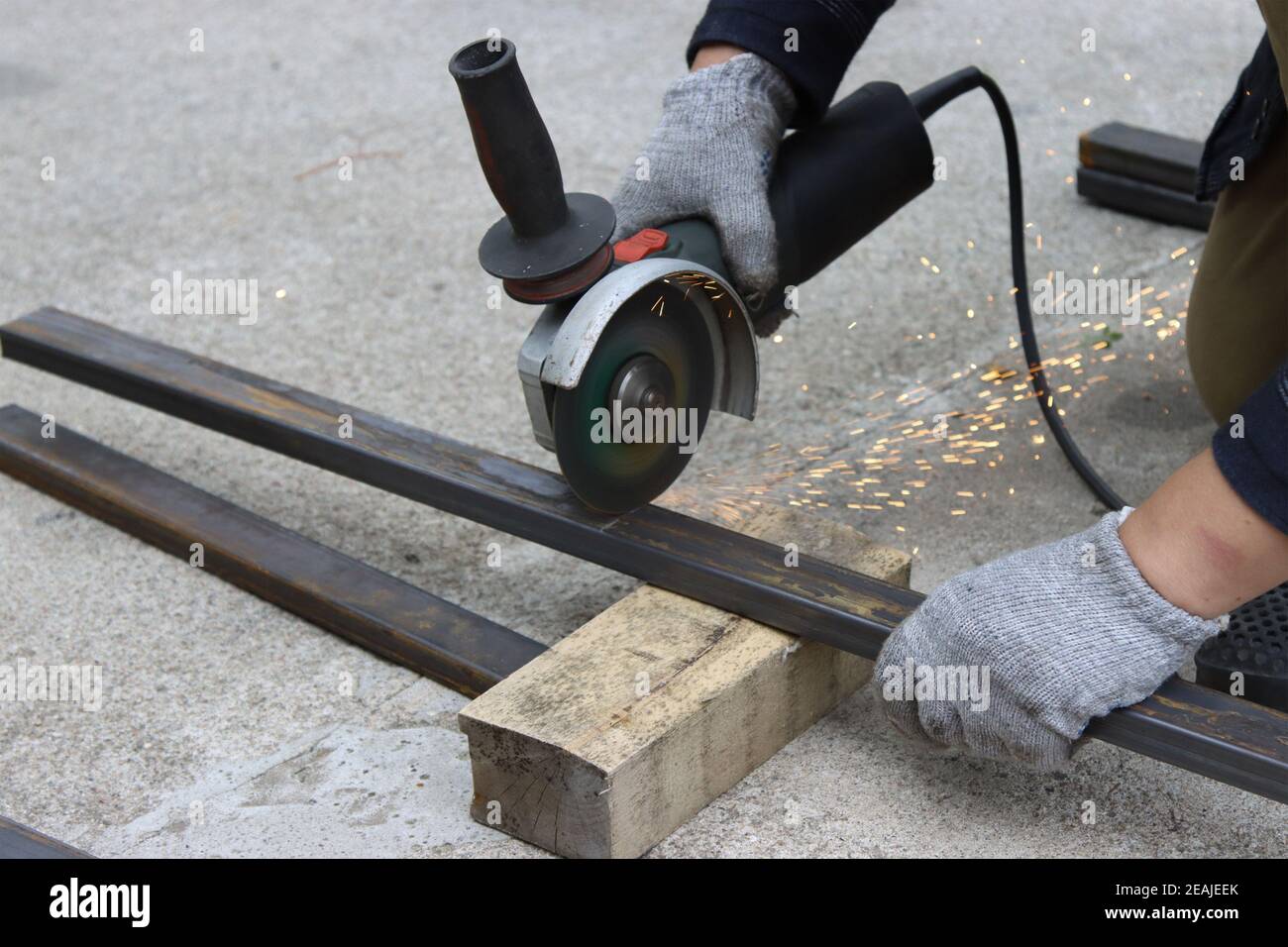 Taglio di strutture metalliche con smerigliatrice angolare. Foto Stock