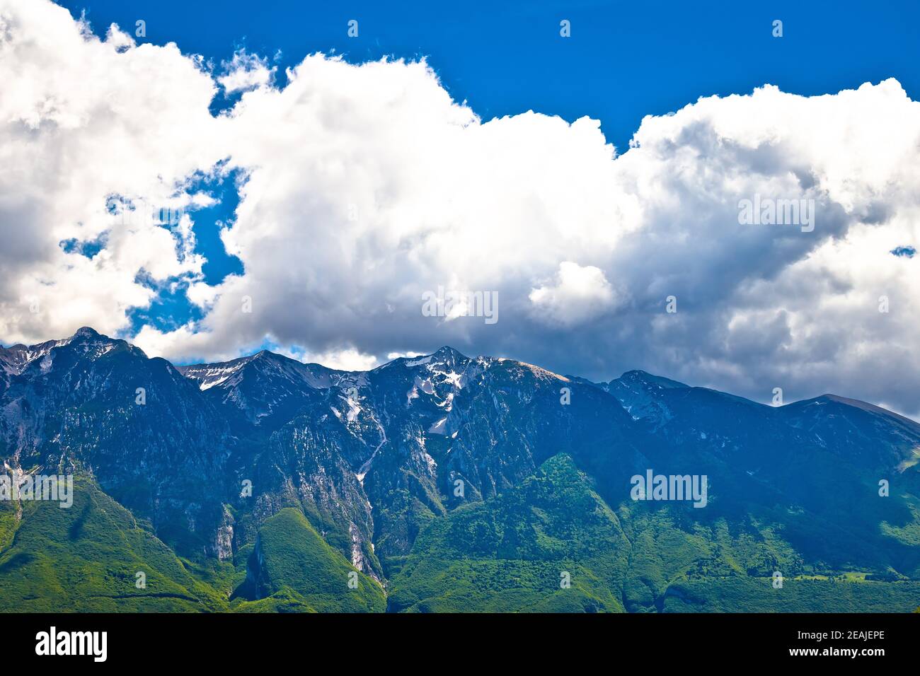 Il Monte Baldo si affaccia sul lago di Garda Foto Stock