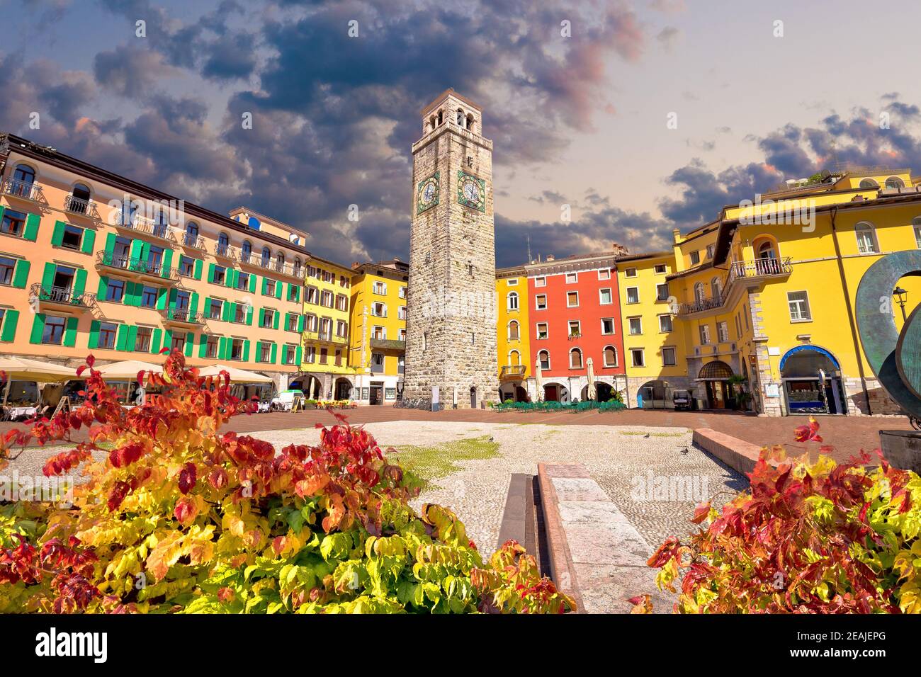 Colorata piazza italiana a Riva del Garda Foto Stock