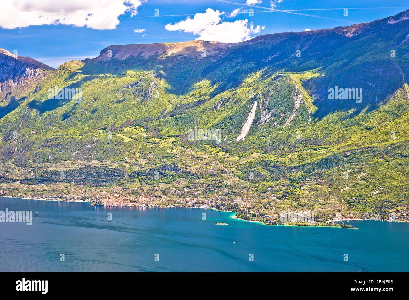 Lago di Garda, monte Baldo e la città di Malcesine vista panoramica Foto Stock