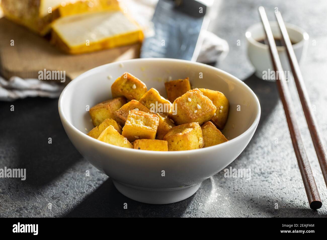Dadi di tofu fritto. Foto Stock