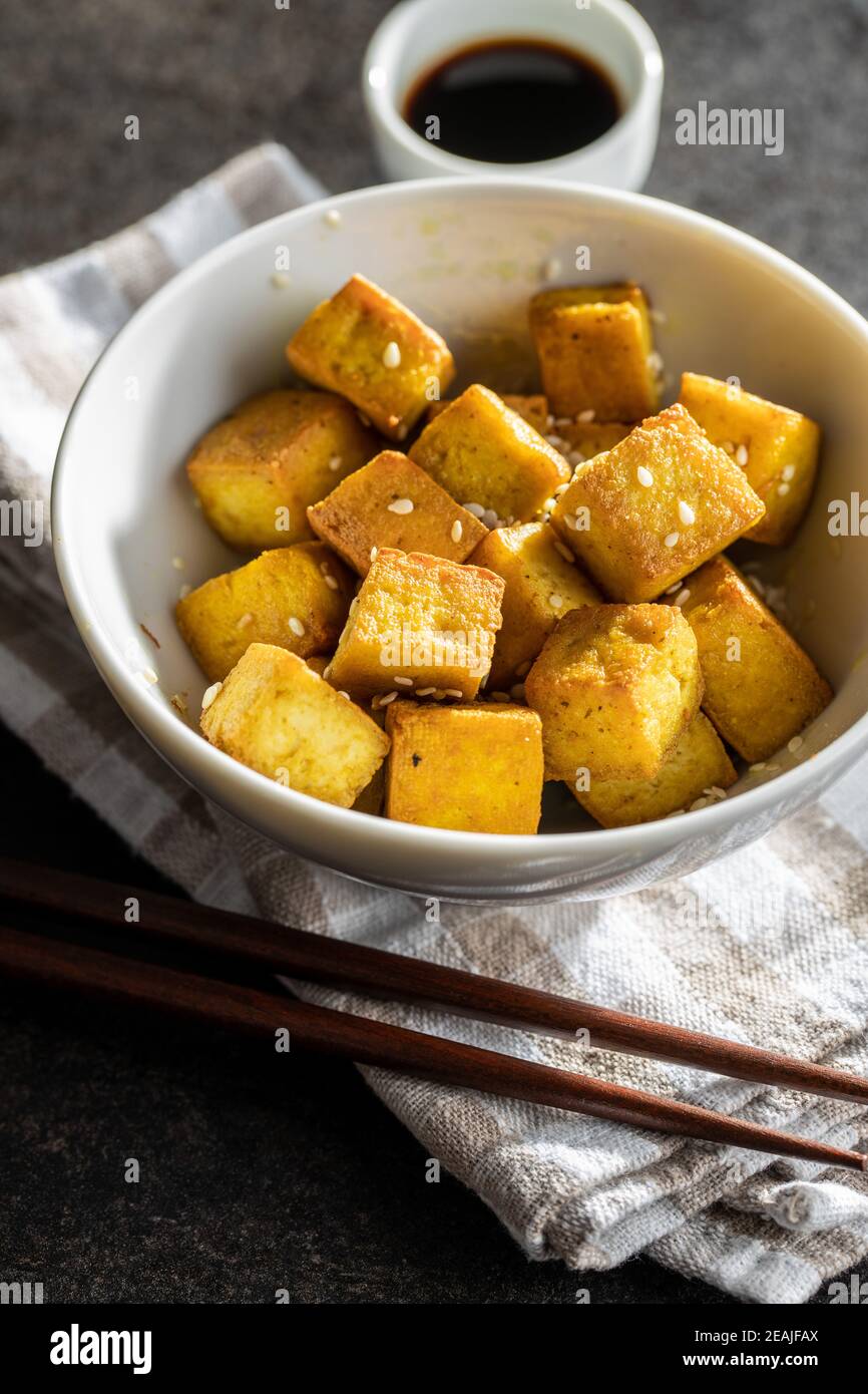 Dadi di tofu fritto. Foto Stock