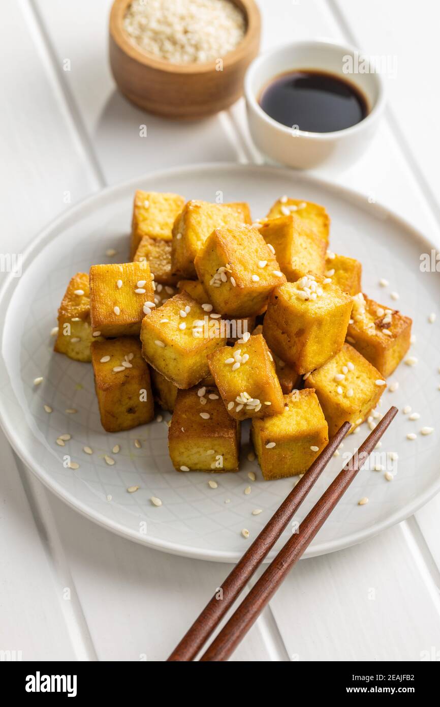 Dadi di tofu fritto. Foto Stock