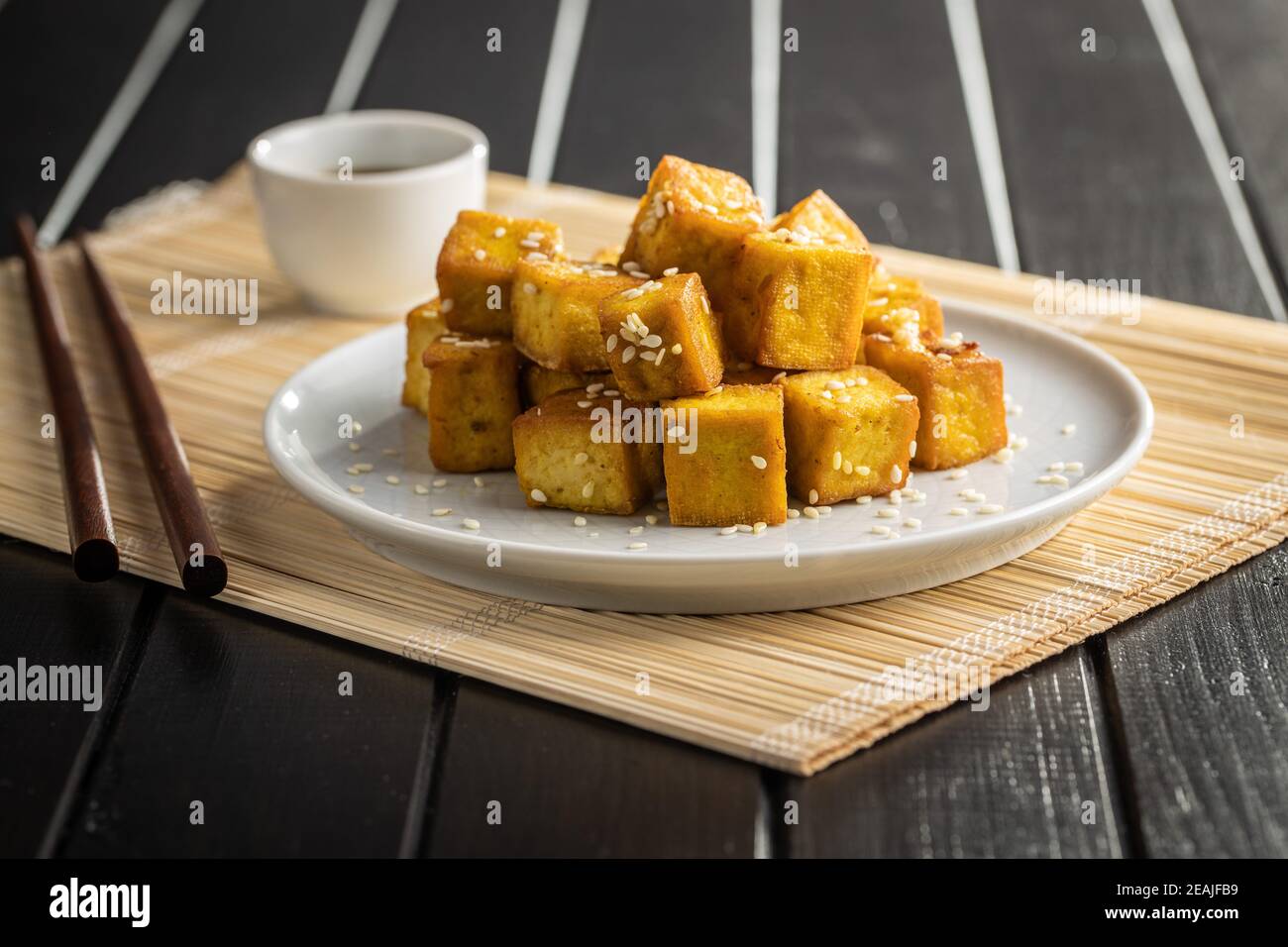 Dadi di tofu fritto. Foto Stock