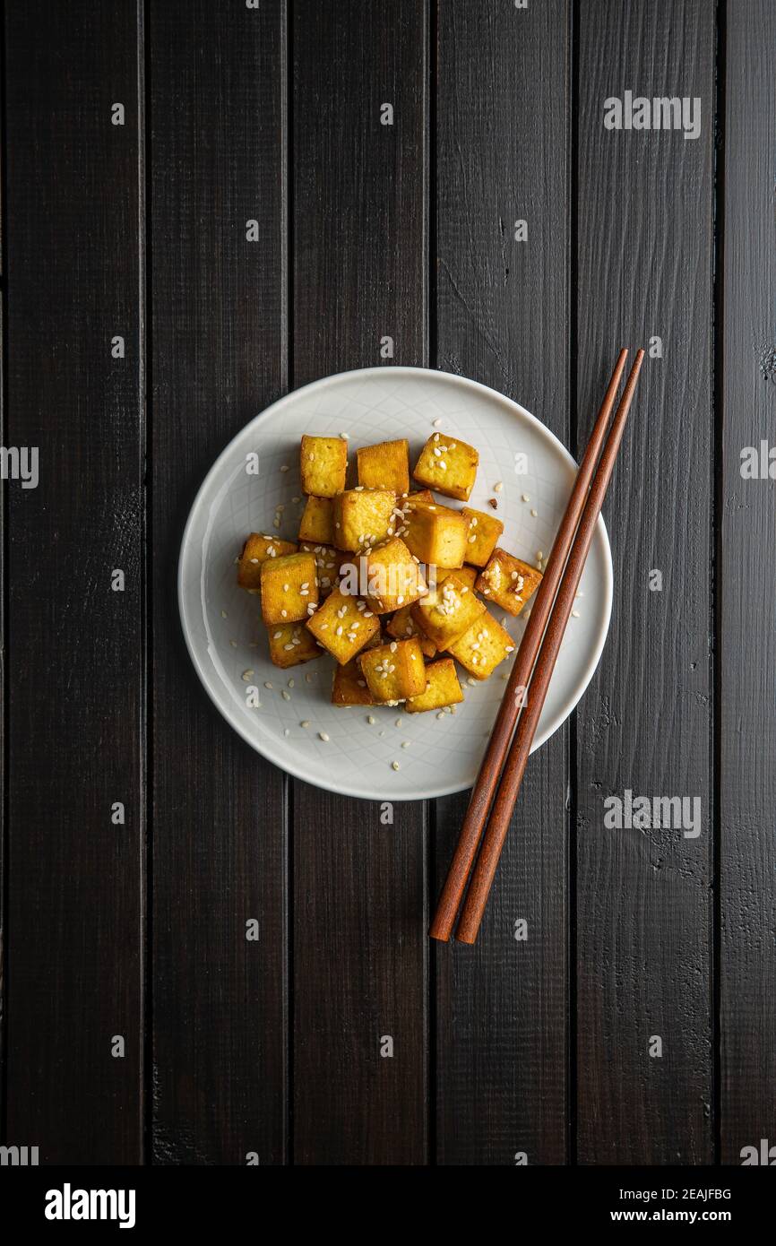 Dadi di tofu fritto. Foto Stock