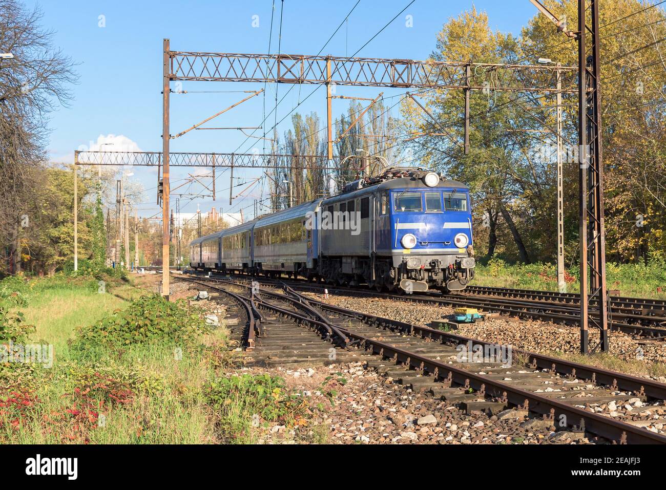 Treno passeggeri trasportato dalla locomotiva elettrica Foto Stock