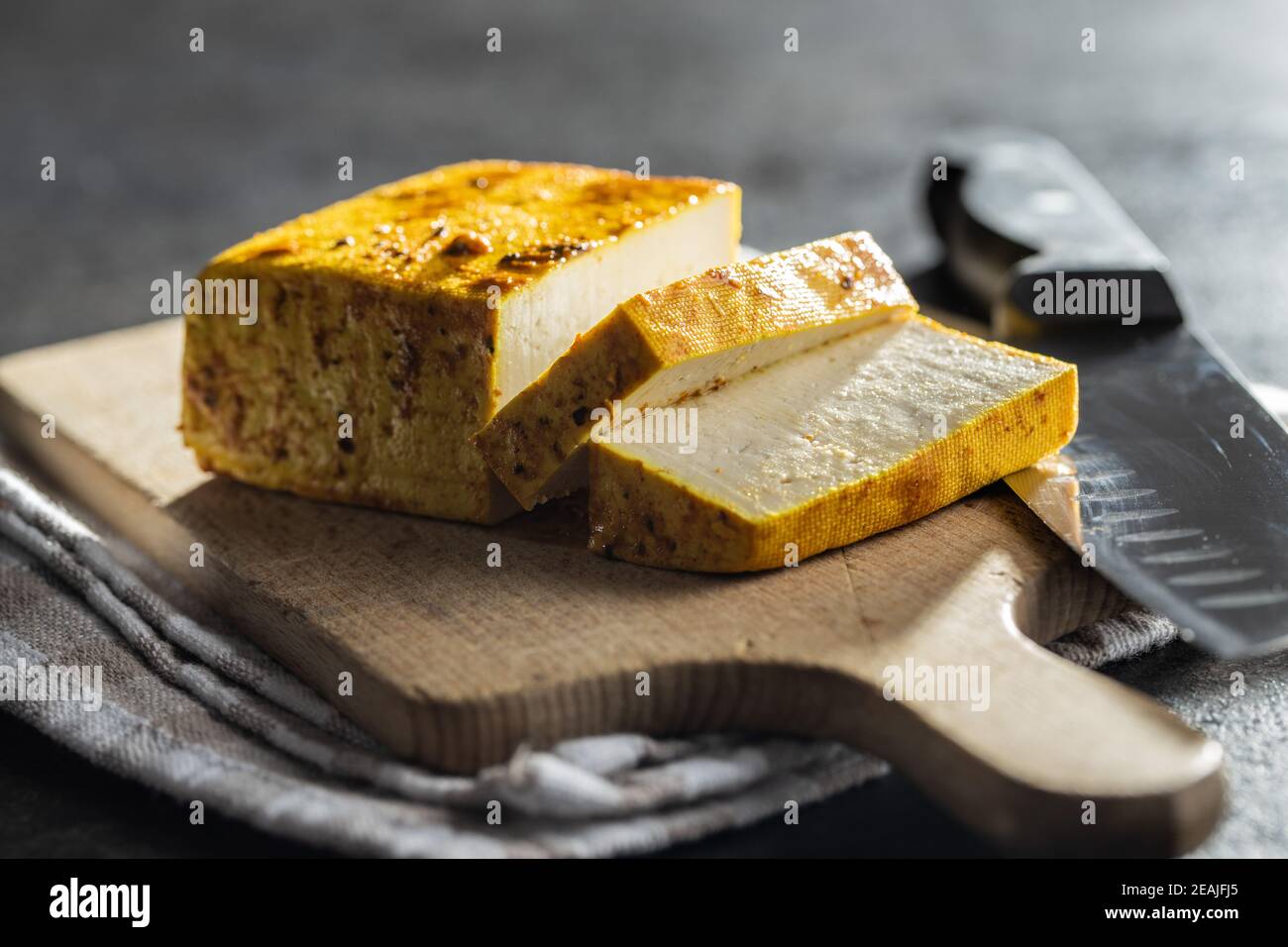 Morsi di tofu marinato. Foto Stock