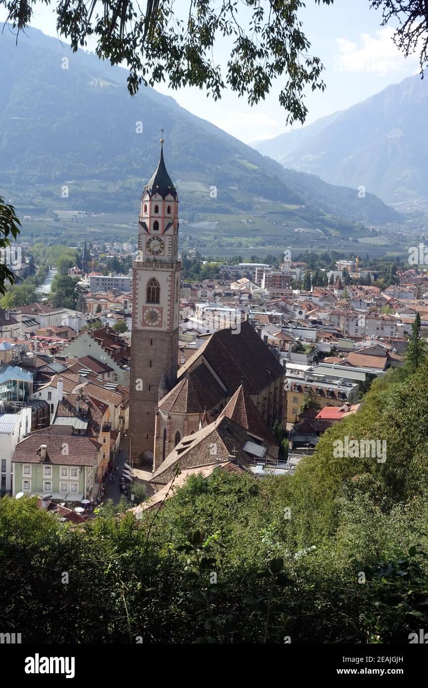 Vista dal sentiero Tappeiner su Merano, in primo piano la chiesa parrocchiale di San Nicola Foto Stock