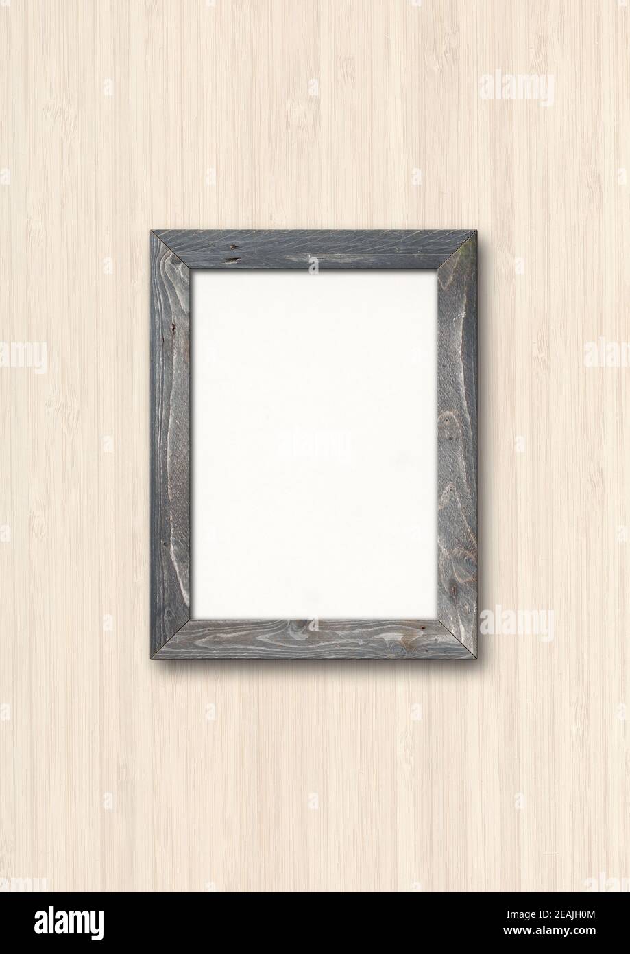 Vecchia cornice rustica in legno appesa su un muro di legno Foto Stock
