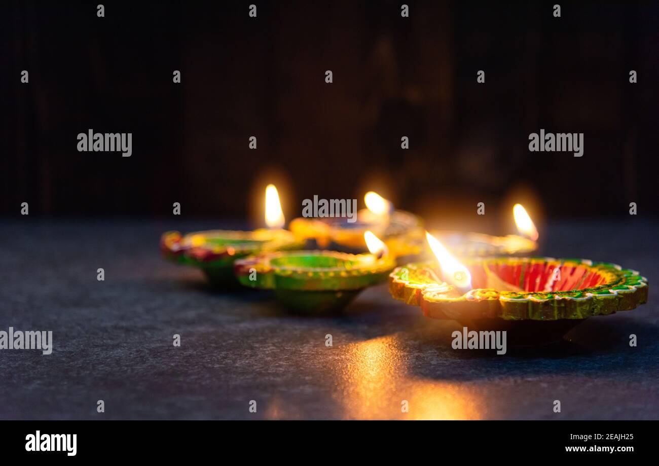 Clay illuminato luce un fuoco già su Diya o olio lampada Foto Stock