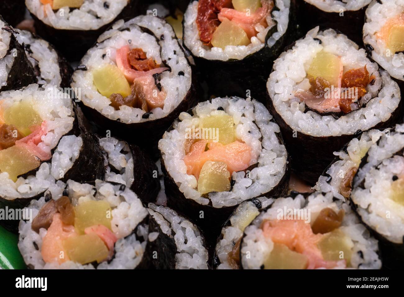 Vista dall'alto della pila di piatti giapponesi di sushi maki roll plate. Foto Stock