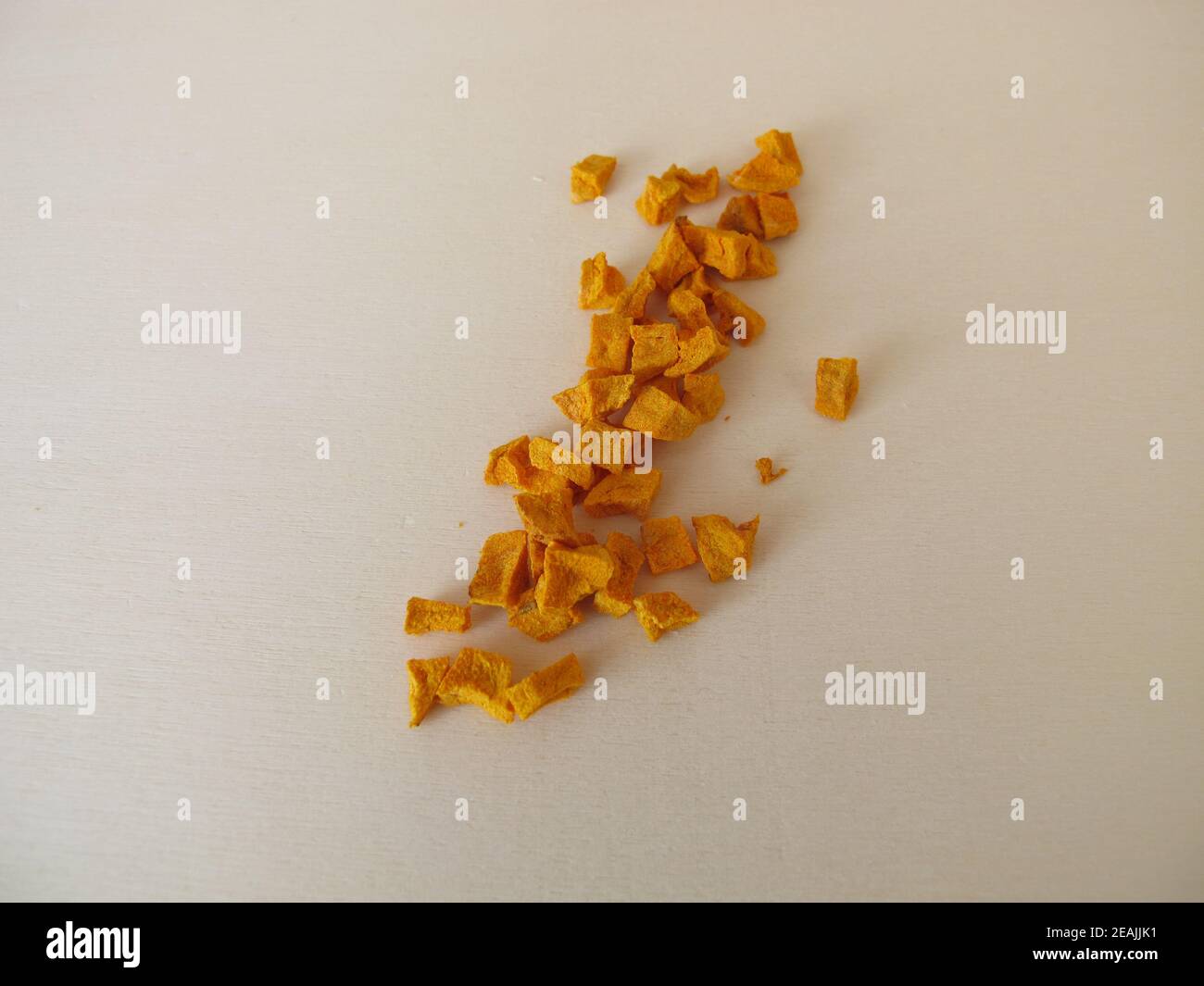 Curcuma secco, radice di curcuma su una tavola di legno Foto Stock