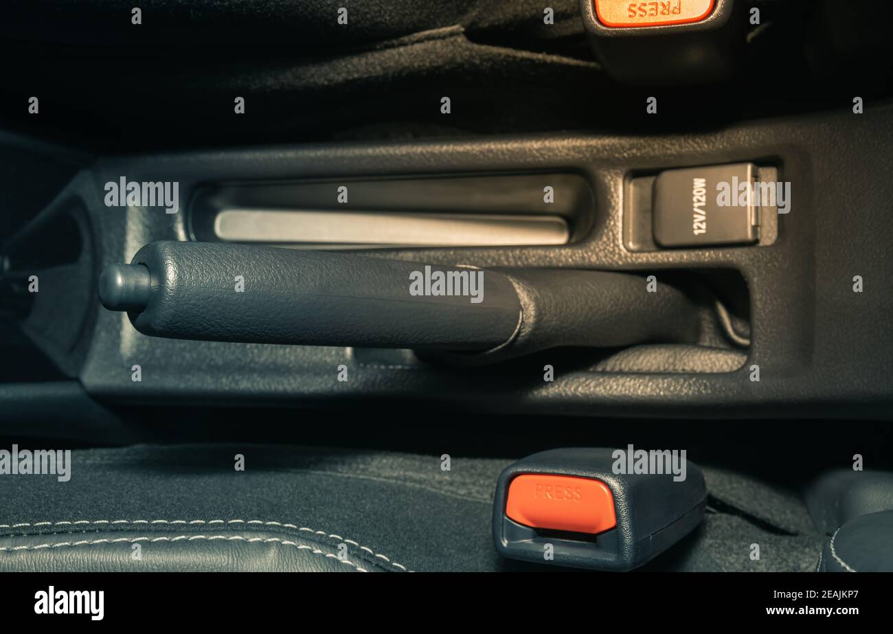 Freno a mano grigio e blocco cintura di sicurezza all'interno di un'auto d'epoca Tono Foto Stock