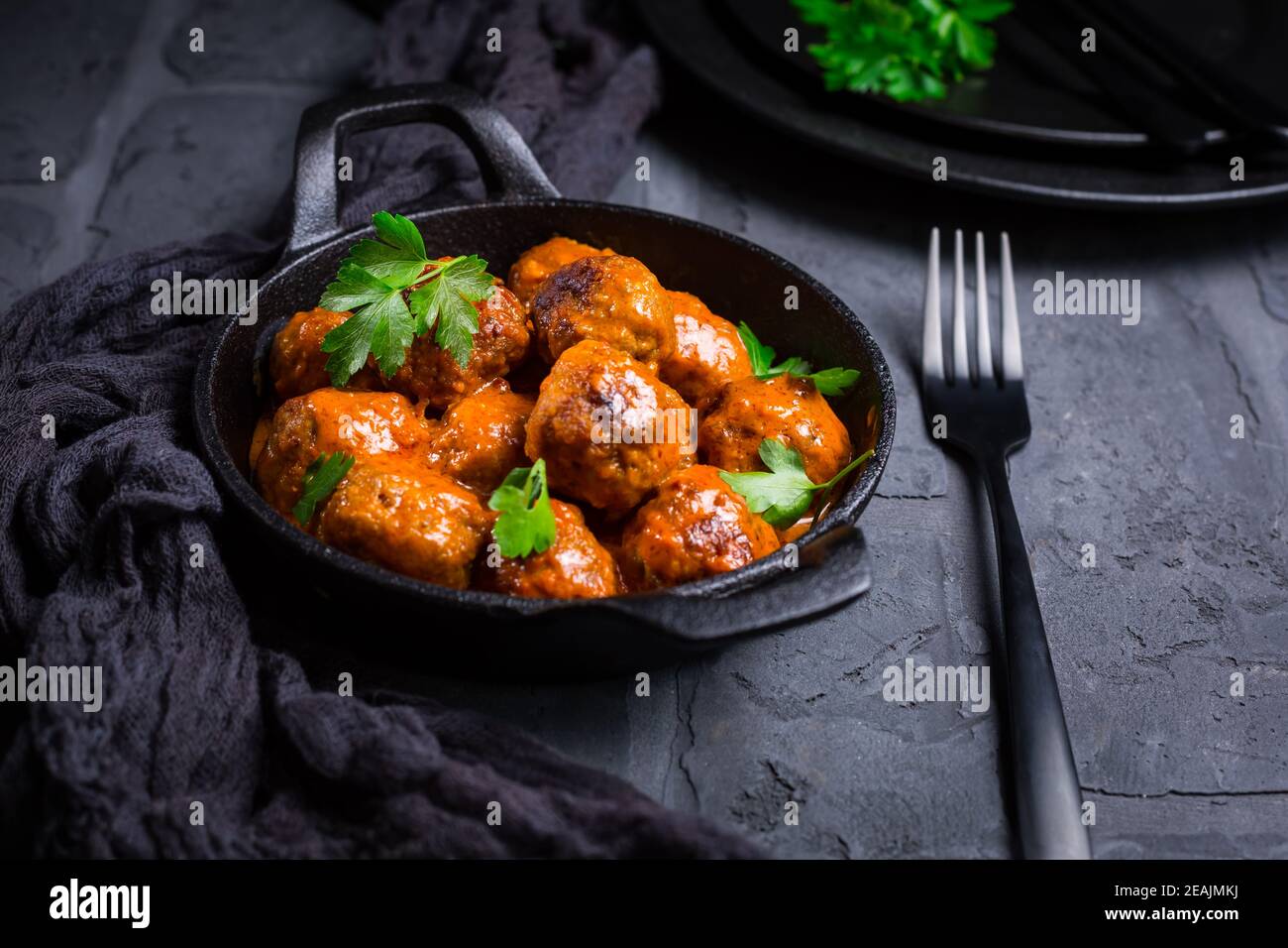 Polpette con salsa di pomodoro in padella nera Foto Stock