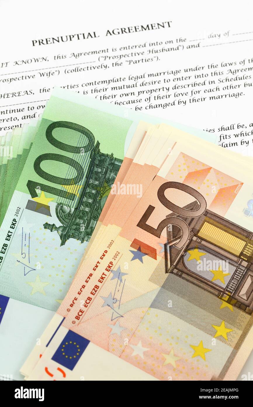 Forma di accordo prenuptial con il denaro di euro Foto Stock